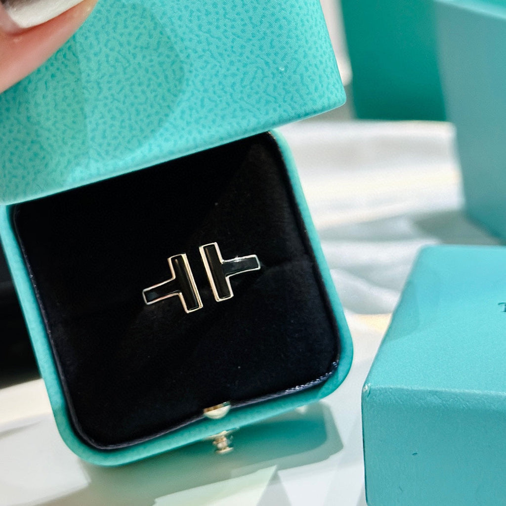 18K Tiffany Black Onyx Wire Ring